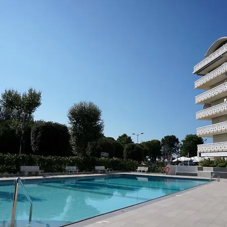Apartment Pool View 240m From The Sea
