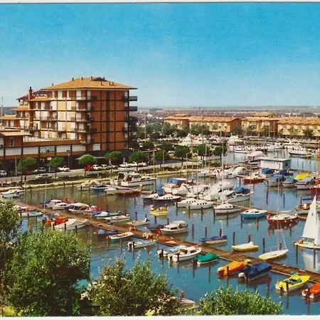 Pool View 240m From The Sea Apartment
